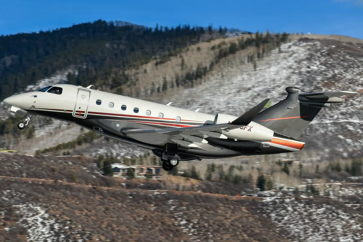 Embraer Legacy над заснеженными горами