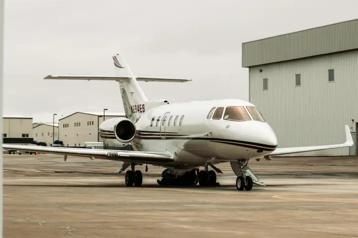 Hawker 800 на перроне у ангара