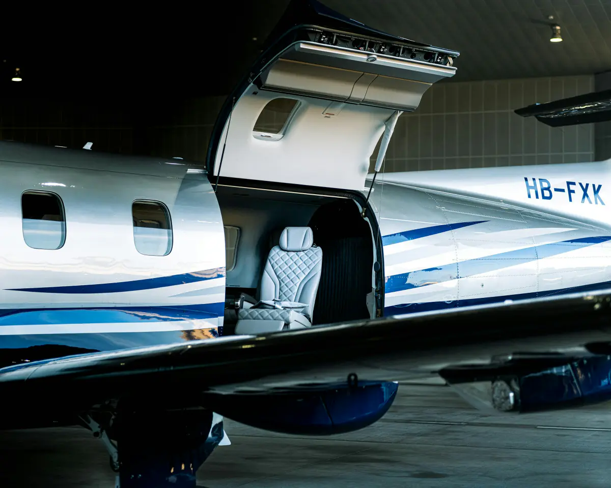 Pilatus PC-12 с открытой дверью и кожаным салоном